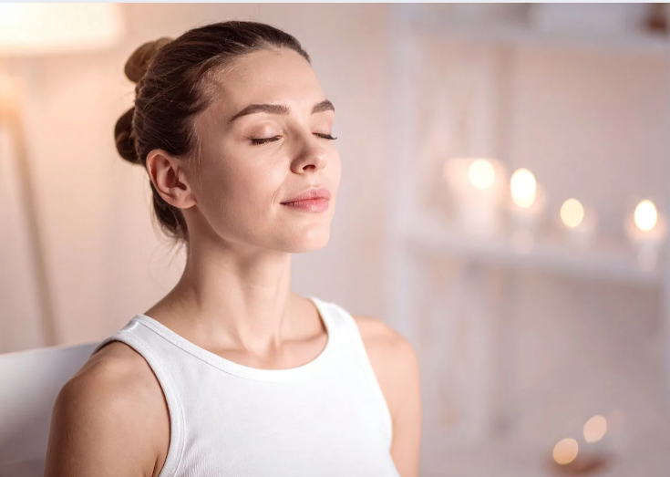 Femme les yeux fermés en posture de concentration ou de relaxation