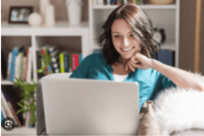 Femme lisant un guide sur son téléphone